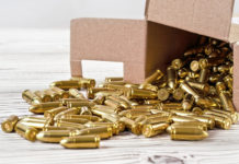 Licenza di deposito esplosivi, il corso di Conarmi Licenza di deposito esplosivi: scatola di cartone aperta, con munizioni