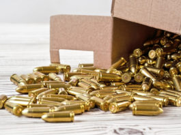 Licenza di deposito esplosivi, il corso di Conarmi Licenza di deposito esplosivi: scatola di cartone aperta, con munizioni