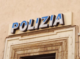 No dei sindacati ai codici identificativi per i poliziotti codici identificativi per i poliziotti: insegna della polizia sopra ingresso