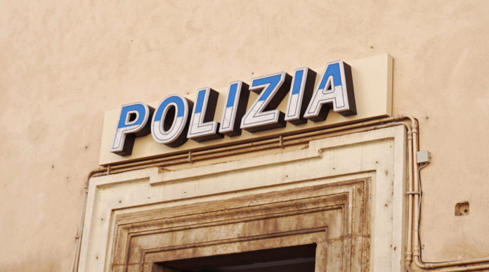 codici identificativi per i poliziotti: insegna della polizia sopra ingresso