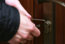 Nuova legittima difesa: la sentenza della Cassazione nuova legittima difesa: aggressore tenta di aprire la porta di casa