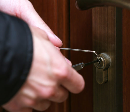 Nuova legittima difesa: la sentenza della Cassazione nuova legittima difesa: aggressore tenta di aprire la porta di casa