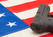 Porto occulto negli Stati Uniti: i numeri del 2019 porto occulto negli Stati Uniti: pistola su bandiera americana