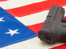 Porto occulto negli Stati Uniti: i numeri del 2019 porto occulto negli Stati Uniti: pistola su bandiera americana