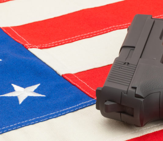 Porto occulto negli Stati Uniti: i numeri del 2019 porto occulto negli Stati Uniti: pistola su bandiera americana