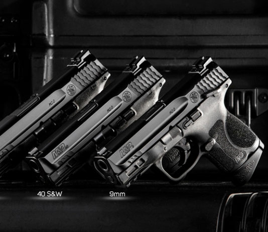 Smith & Wesson M&P M2.0: la linea si arricchisce di sei pistole subcompatte pistole subcompatte Smith & Wesson M&P M2.0 calibro 9 mm, .40 S&W e .45 ACP allineate su sfondo nero
