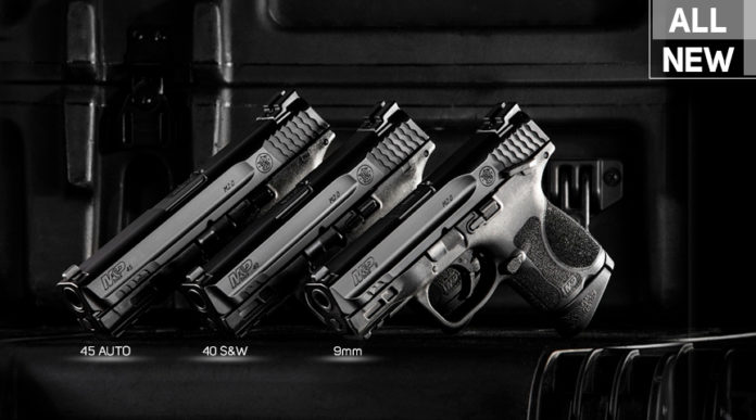 pistole subcompatte Smith & Wesson M&P M2.0 calibro 9 mm, .40 S&W e .45 ACP allineate su sfondo nero