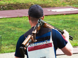 Squadre miste di tiro a volo, cinque nazioni contro l’Issf squadre miste di tiro a volo: tiratore va in posizione con fucile sulle spalle