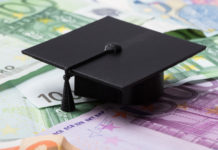 Borse di studio per tesi su armi e munizioni: Anpam e Ieg stanziano 8.000 euro Borse di studio per tesi su armi e munizioni: cappello di laurea sopra banconote