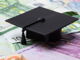 Borse di studio per tesi su armi e munizioni: Anpam e Ieg stanziano 8.000 euro Borse di studio per tesi su armi e munizioni: cappello di laurea sopra banconote