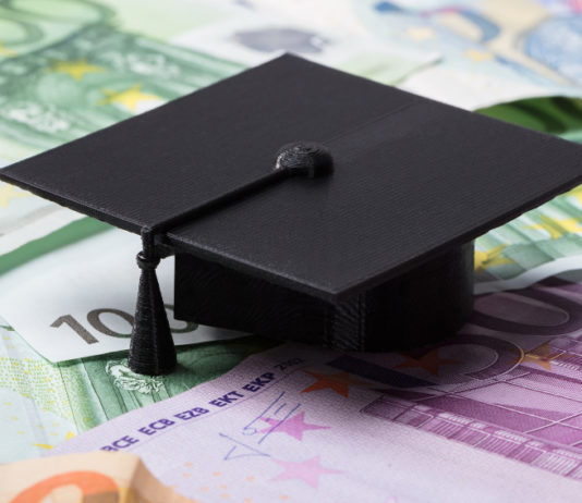 Borse di studio per tesi su armi e munizioni: Anpam e Ieg stanziano 8.000 euro Borse di studio per tesi su armi e munizioni: cappello di laurea sopra banconote