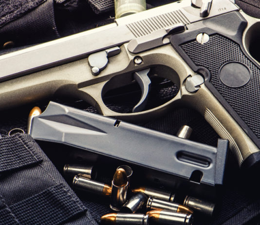 Caricatore come parte di arma, la sentenza della Cassazione caricatore come parte di arma: pistola con caricatore e munizioni