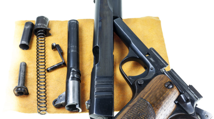 licenza per la riparazione di armi comuni: pistola smontata nelle sue componenti