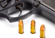 Pistole 9 mm in America, l’idea di Biden pistole 9 mm in America: tre proiettili calibro 9 mm davanti a una pistola