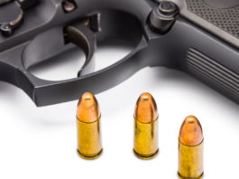 Pistole 9 mm in America, l’idea di Biden pistole 9 mm in America: tre proiettili calibro 9 mm davanti a una pistola