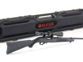 Una carabina sportiva con ottica installata dalla collaborazione tra Ruger e Viridian carabina sportiva con ottica: Ruger 10/22 con cannocchiale Viridian Eon 3-9x40