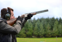 Calendario delle gare di tiro a volo 2020: ecco tutte le date Calendario delle gare di tiro a volo 2020: tiratore imbraccia fucile per sparare a piattello