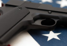 Numero di armi negli Stati Uniti: lo studio di Nssf Numero di armi negli Stati Uniti: pistola su bandiera americana