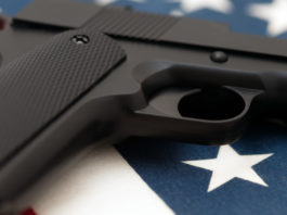 Numero di armi negli Stati Uniti: lo studio di Nssf Numero di armi negli Stati Uniti: pistola su bandiera americana