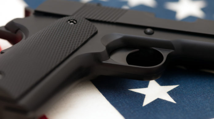 Numero di armi negli Stati Uniti: pistola su bandiera americana