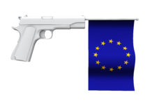 Ricorso della Repubblica Ceca contro la Direttiva armi: la sentenza della Corte di Giustizia Ricorso della Repubblica Ceca contro la Direttiva armi: bandiera dell'Unione europea dentro una pistola