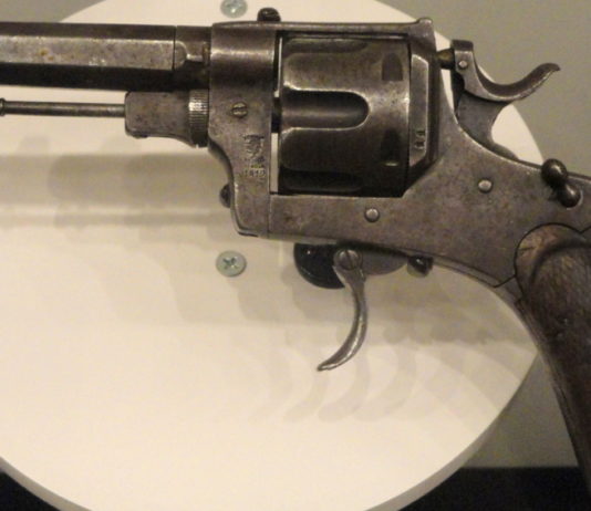 Sparare con armi ex ordinanza: ufficiale il campionato 2020 sparare con armi ex ordinanza: revolver Bodeo 1889