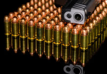 Armi in Italia: il convegno di Assoarmieri armi in italia: pistola appoggiata su munizioni