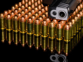 Armi in Italia: il convegno di Assoarmieri armi in italia: pistola appoggiata su munizioni