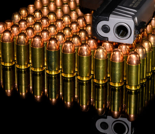 Armi in Italia: il convegno di Assoarmieri armi in italia: pistola appoggiata su munizioni