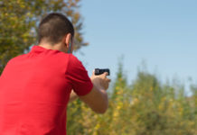 Stagione 2020 di tiro dinamico sportivo: ufficializzate le sedi delle gare Stagione 2020 di tiro dinamico sportivo: tiratore di spalle nel poligono