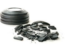 Trofeo Hit Show: le gare di tiro a volo in programma Trofeo Hit Show gare di tiro a volo: piattelli neri impilati accanto a piattello colpito