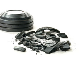 Trofeo Hit Show: le gare di tiro a volo in programma Trofeo Hit Show gare di tiro a volo: piattelli neri impilati accanto a piattello colpito