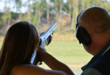 Munizioni in piombo per il tiro, la posizione dell’Issf al convegno Echa munizioni in piombo per il tiro: tiratrice affiancata da istruttore, di spalle