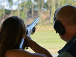 Munizioni in piombo per il tiro, la posizione dell’Issf al convegno Echa munizioni in piombo per il tiro: tiratrice affiancata da istruttore, di spalle