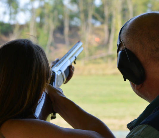 Munizioni in piombo per il tiro, la posizione dell’Issf al convegno Echa munizioni in piombo per il tiro: tiratrice affiancata da istruttore, di spalle