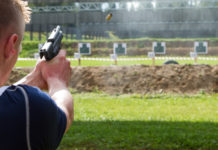 Munizioni sportive in piombo: lo studio dell’Issf sull’impatto ambientale munizioni sportive in piombo: tiratore spara a bersaglio con pistola