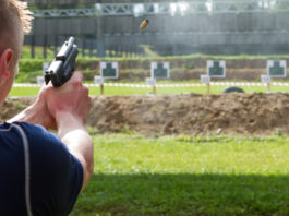 Munizioni sportive in piombo: lo studio dell’Issf sull’impatto ambientale munizioni sportive in piombo: tiratore spara a bersaglio con pistola