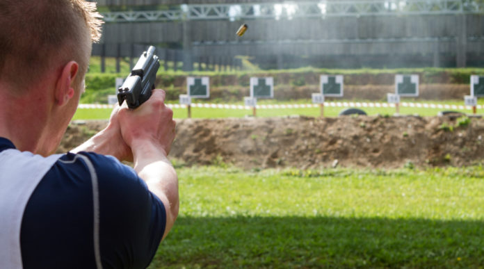 munizioni sportive in piombo: tiratore spara a bersaglio con pistola