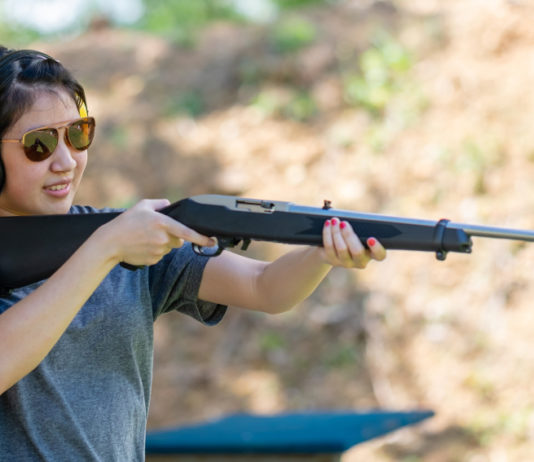 Tiro a segno per i giovani, confermato progetto Accademia del tiro Tiro a segno per i giovani: tiratrice asiatica con carabina
