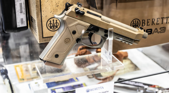 Beretta sospende attività lavorativa fino al 20 marzo: pistola Beretta M9 A3 Flat Dark Earth