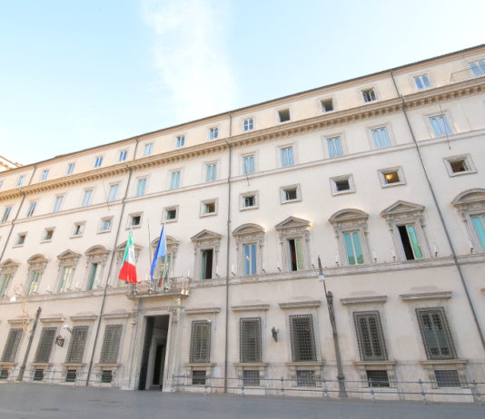Decreto legge sull’emergenza sanitaria: da oggi le nuove sanzioni Decreto legge sull’emergenza sanitaria: facciata di palazzo chigi