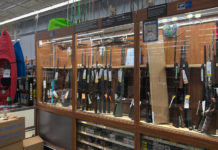 Emergenza sanitaria in America, Nra: “Difendiamo secondo emendamento” Emergenza sanitaria in America: armi in negozio di sport