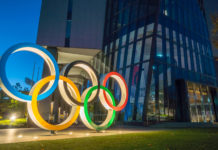 Il Cio apre a un possibile slittamento dei Giochi olimpici Il Cio apre a un possibile slittamento dei Giochi olimpici: installazione cerchi olimpici in Giappone