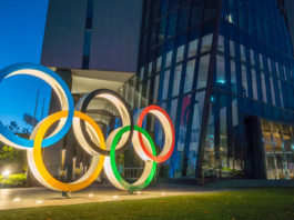 Il Cio apre a un possibile slittamento dei Giochi olimpici Il Cio apre a un possibile slittamento dei Giochi olimpici: installazione cerchi olimpici in Giappone