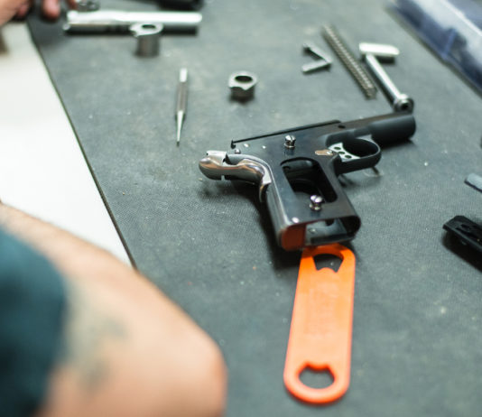 Lavorare nel mondo delle armi: ecco il corso Conarmi-GiGroup lavorare nel mondo delle armi: addetto lavorazioni al banco con pistola