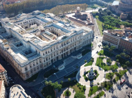 Quale scadenza per denunciare il trasferimento delle armi? La sentenza della Cassazione Quale scadenza per denunciare il trasferimento delle armi: vista aerea del palazzo della cassazione, via cavour roma