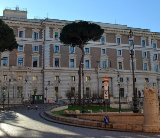 Scadenza del porto d’armi: confermata la proroga Scadenza del porto d’armi: palazzo del Viminale, sede del ministero dell'Interno, in Roma
