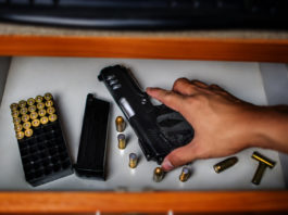 Custodia di armi, la sentenza della Cassazione Custodia di armi: pistola con caricatore in un cassetto