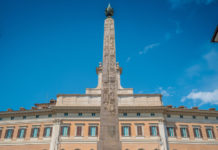 Proroga delle licenze di polizia e apertura armerie: il commento legale Proroga delle licenze di polizia: obelisco in piazza Montecitorio