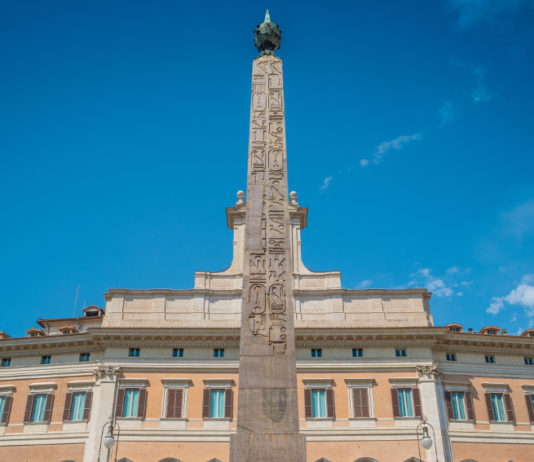 Proroga delle licenze di polizia e apertura armerie: il commento legale Proroga delle licenze di polizia: obelisco in piazza Montecitorio